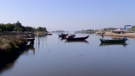 Muelle-De-Barcos-En-La-Ría-De-Ovar-Con-Sus-Tradicionales-Pequeños-Barcos-De-Pesca-Fluvial