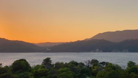 Wunderschöner-Panoramablick-Durch-Die-Berge-Am-Himmel,-Ein-Dramatischer-Orangefarbener-Sonnenuntergang-Taucht-Auf