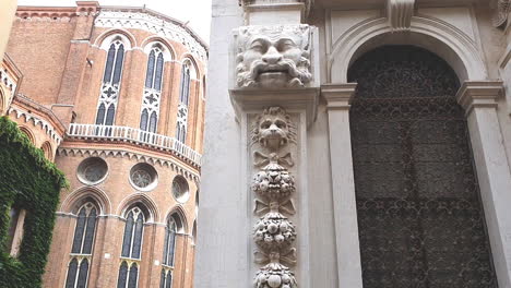 -Venice_Church_façade_with_lions_pan_up
Frame-rate:-30