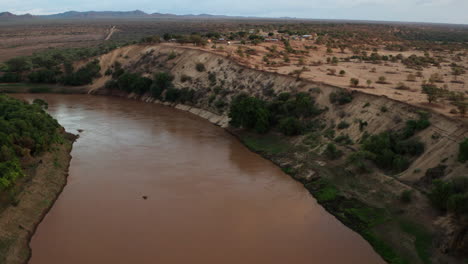 Vista-Idílica-Del-Río-Omo-Que-Fluye-Cerca-Del-Pueblo-De-La-Tribu-Karo-En-El-Sur-De-Etiopía