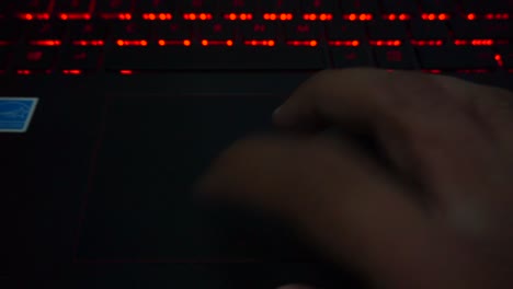 Finger-Bewegen-Sich-Auf-Dem-Laptop-Zeigerpad-Mit-Dem-Hintergrund-Des-Lichts-Von-Der-Tastatur