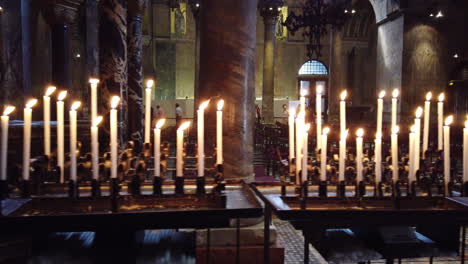 Venedig,-In-Einer-Kirche,-Kerzen,-4-K,-59,94-Bilder-Pro-Sekunde,-6-Sekunden,-Schwenk-Von-Links-Nach-Rechts