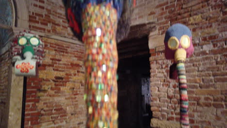 Venedig,-Biennale-2022,-Skulpturen-Aus-Wolle,-Installation,-Nahaufnahme,-4-K,-59,94-Bilder-Pro-Sekunde,-6-Sekunden