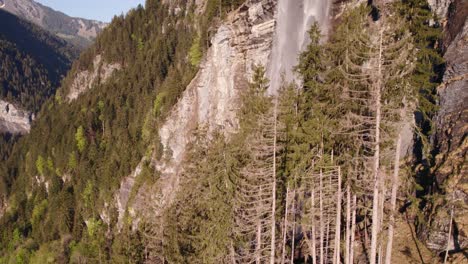 Drohnenaufnahmen-Aus-Der-Luft-Erheben-Sich-Und-Zeigen-Den-Malerischen,-Verträumten-Wasserfall-In-Grindelwald-In-Den-Schweizer-Alpen