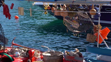 Pescador-Preparándose-Para-Ir-A-Pescar-En-El-Puerto-De-Grecia
