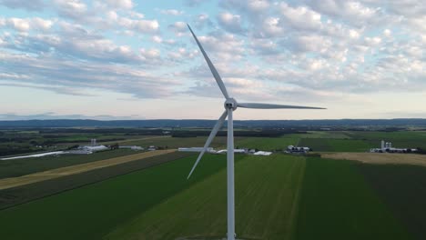 Wind-turbines-turn-around-slowly