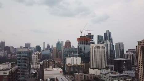 Aerial-footage-of-Chicago,-Illinois-skyline-panning-right