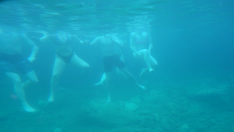 Vista-Submarina-De-Personas-Nadando-En-El-Mar-En-Grecia