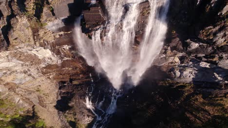 Luftdrohnenaufnahmen-Von-Oben-Nach-Unten,-Die-Einen-Malerischen-Wasserfall-In-Grindelwald-In-Den-Schweizer-Alpen-Herabsteigen