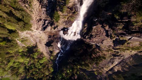 Drohnenaufnahmen-Aus-Der-Luft,-Die-Von-Oben-Nach-Unten-Auf-Einen-Wunderschönen-Wasserfall-In-Grindelwald-In-Den-Schweizer-Alpen-Blicken