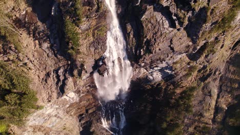 Luftaufnahmen-Von-Drohnen,-Die-Bei-Fallbach-In-Grindelwald-Eindringen-Und-Gegen-Den-Uhrzeigersinn-Umkreisen