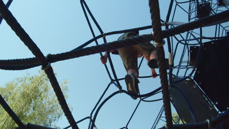 Junge-Klettern-Auf-Einem-Klettergerüst-Seilspiel