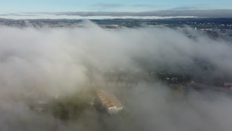 Epischer-Flug-In-Den-Wolken,-Sommermorgen