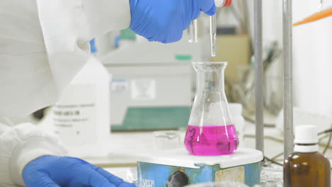Chemiker-Wissenschaftler-Apotheker,-Der-Einen-Test-Im-Labor-Durchführt