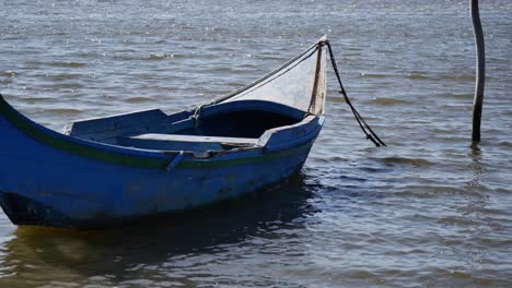 Postkartenvideo-Eines-Kleinen-Traditionellen-Holzbootes,-Das-Sich-Mit-Dem-Wind-Auf-Dem-Wasser-Bewegt