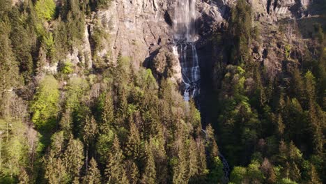 Drohnenaufnahmen-Aus-Der-Luft,-Die-Einen-Atemberaubenden-Wasserfall-In-Grindelwald-In-Den-Schweizer-Alpen-Hineindrücken-Und-Aufrichten