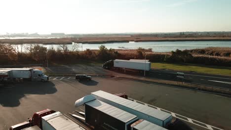 Lastwagen,-Die-Am-Truck-Stop-Oder-Service-Plaza-Zwischen-New-York-Und-New-Jersey-Auf-I-95-Luftaufnahmen-4k-Kommen