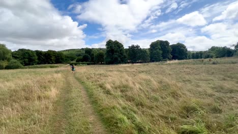 Wide-angle-view-of-the-Cotswold-Way-in-Hailes