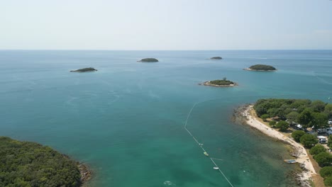 Atemberaubende-Meereslandschaft-Der-Kleinen-Insel-An-Der-Adria-In-Der-Kleinen-Traditionellen-Stadt-Vrsar-In-Kroatien