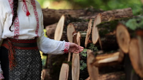 Rumänisches-Mädchen-Berührt-Die-Gefällten-Bäume-4