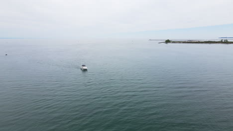 Barco-Navegando-En-El-Lago-Erie-Cerca-De-La-Playa-De-Níquel