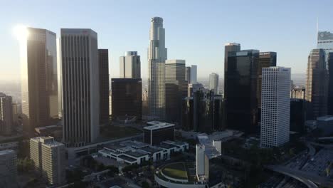 Wunderschöne-Filmische-Drohnenaufnahme-Der-Innenstadt-Von-Los-Angeles-Am-Frühen-Morgen