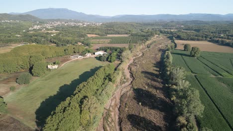 Trockener-Fluss,-Der-Von-Der-Dürre-In-Europa-Im-Landwirtschaftlichen-Gebiet-Von-Barcelona-Betroffen-Ist,-Fluss-Tordera,-Der-Ins-Mittelmeer-Mündet