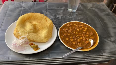 Close-up-shot-of-Indian-breakfast-food-Delicious-Indian-dish:-Chole-Bhature-or-Poori-with-chickpea-chana-masala-curry