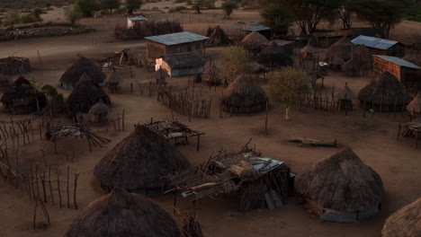 Fliegen-Sie-über-Das-Ruhige-Dorf-Des-Karo-Stammes-Im-Unteren-Omo-Tal,-Äthiopien