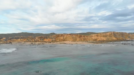 Luftaufnahme,-Die-Sich-In-Richtung-Eines-Strandes-Mit-Ruhiger-See-Vor-Der-Südküste-Australiens-Bewegt