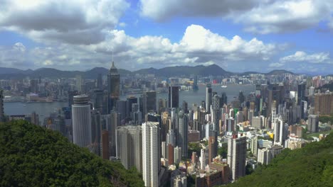 Viaje-De-Drones-Hacia-Arriba,-Toma-De-La-Ciudad-De-Hong-Kong-Durante-Un-Día-Nublado
