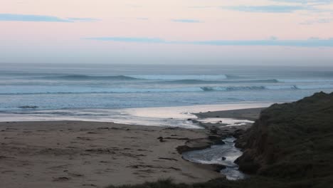 Una-Hermosa-Foto-De-Buen-Surf-En-El-Sol-De-La-Mañana-En-La-Costa-De-Victoria-Australia