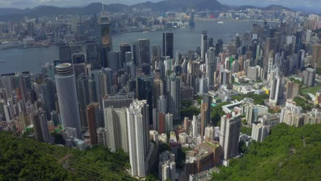 Drohnenfahrt-Vorwärtsaufnahme-Der-Stadt-Hongkong-An-Einem-Sonnigen-Tag-Mit-Einigen-Wolken