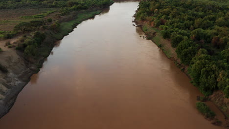 Agua-Marrón-Pacífica-Del-Río-Omo-Cerca-De-La-Aldea-De-La-Tribu-Karo-En-El-Valle-De-Omo,-Etiopía