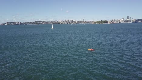 Einzelner-Kanu-Kajak-Paddler-Im-Hafen-Von-Sydney,-Australien