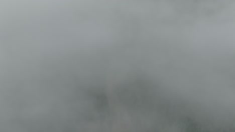 Antenne-Des-Niedrigen-Nebels,-Der-über-Berg--Und-Waldbäumen-Hängt-5