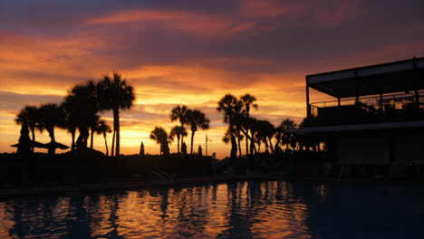 Schöne-Sonnenuntergangssilhouette-Im-Florida-Resort
