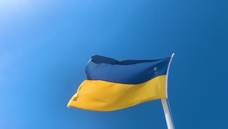 Ukrainische-Flagge-Flattert-Im-Wind-Gegen-Den-Strahlend-Blauen-Himmel