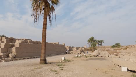 Leerer-Bereich-Neben-Gestapelten-Blöcken-Im-Karnak-Tempel