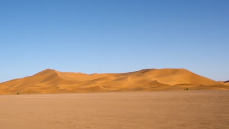 Die-Hohen-Sanddünen-Der-Sahara-In-Merzouga,-Erg-Chebbi,-Marokko-1