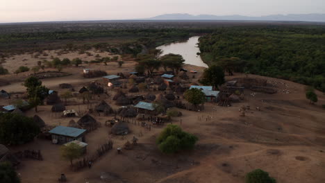 Karo-Stamm-Mit-Traditioneller-Afrikanischer-Hütte-In-Der-Nähe-Des-Omo-Flusses-In-Äthiopien
