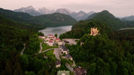 Temprano-En-La-Mañana-En-El-Castillo-Schloss-Hohenschwangau-Cerca-Del-Lago-Alpsee-Fussen-En-El-Suroeste-De-Baviera,-Alemania-1
