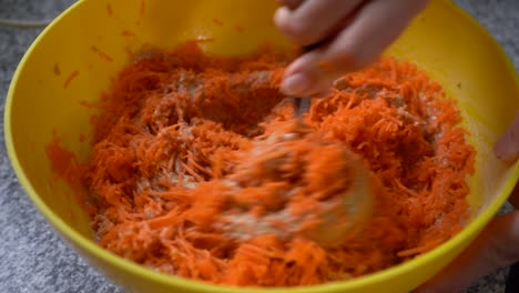 Karottenkuchenteig-In-Einer-Schüssel-Mit-Vollkornmehl-Und-Geriebenen-Karotten-Mischen
