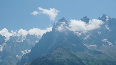 Vista-De-Las-Montañas-Grands-Montets-En-Un-Día-Soleado-Con-Cielo-Azul-Y-Cualquier-Nube