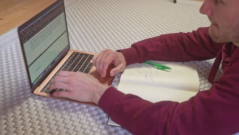 Ein-Student-Arbeitet-Schnell-An-Seinem-Laptop,-Um-Sein-Projekt-Fertigzustellen,-Bevor-Der-Unterricht-Beginnt