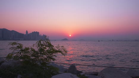 Zeitraffer-Eines-Chinesischen-Hafens-Bei-Sonnenuntergang-Mit-All-Dem-Bootsverkehr