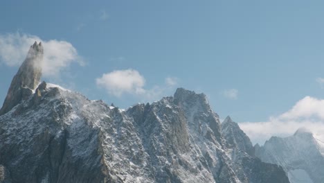 Vista-De-Dent-Du-Gent,-En-Los-Alpes,-En-Chamonix,-En-Un-Cielo-Azul-Con-Algunas-Nubes