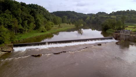 Kleiner-Damm-Entlang-Des-New-River-In-Der-Nähe-Der-Mündung-Des-Wilson-Virginia