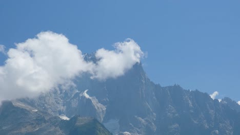 Blick-Auf-Die-Berggipfel-Mit-Wolken-An-Einem-Sonnigen-Tag-Mit-Natürlichem-Licht