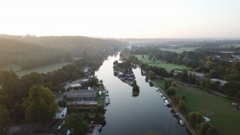 Henley-on-Thames,-Oxfordshire-at-sunrise